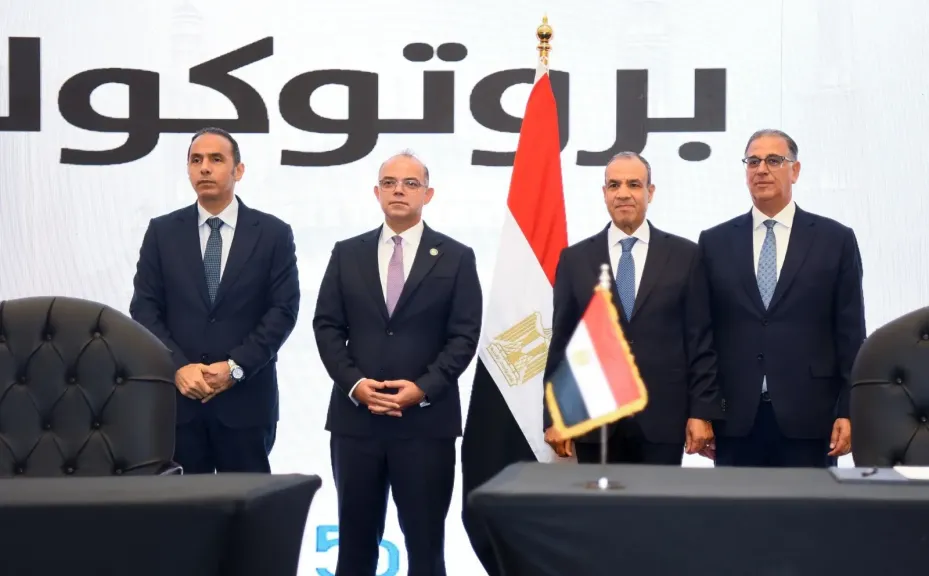 جانب من التوقيع