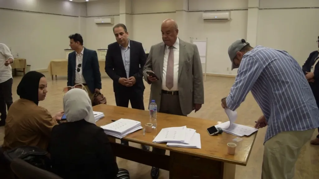 ايمن العشري أثناء الإدلاء بصوته في انتخابات مجلس الشيوخ