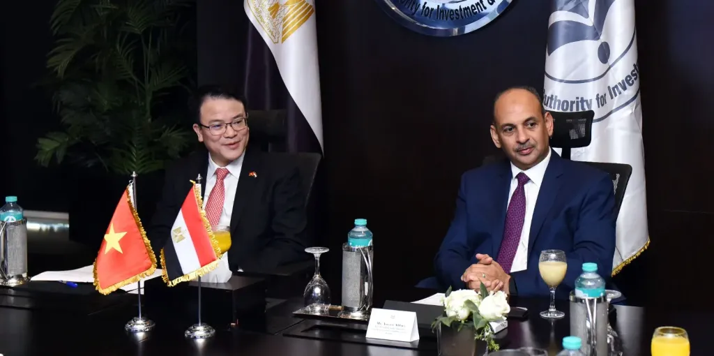 ياسر عباس مع نائب وزير المالية الفيتنامي