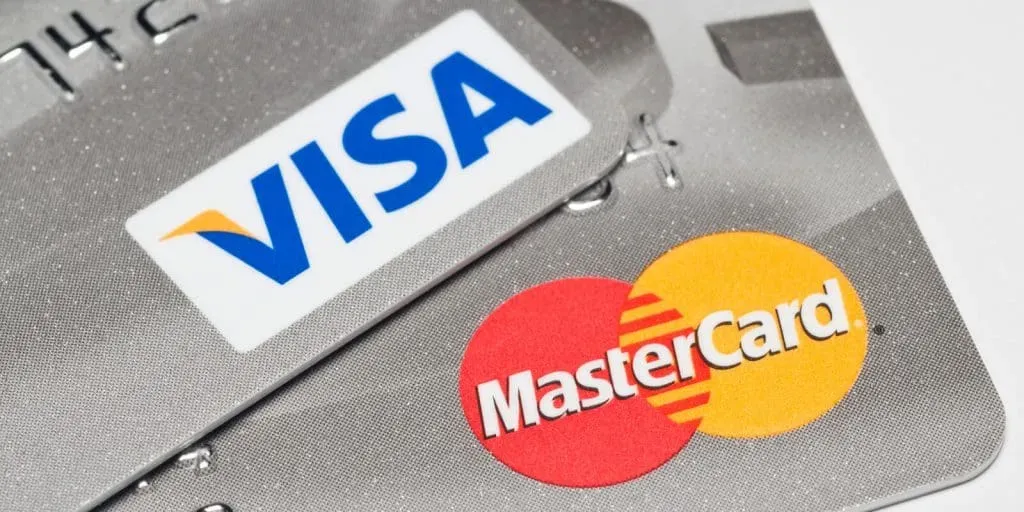 الفرق بين بطاقات فيزا وماستر كارد
