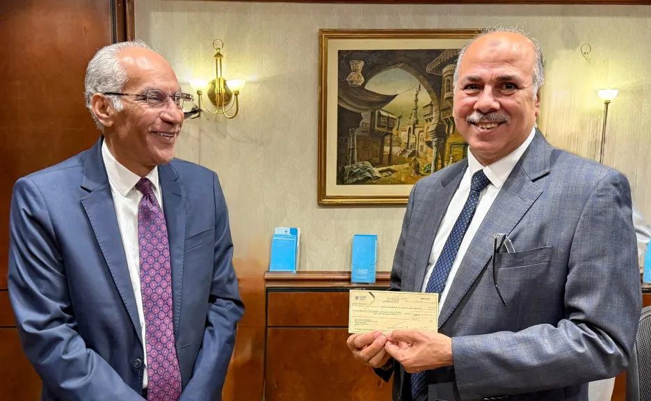 جانب من تسليم شيك التعويض 