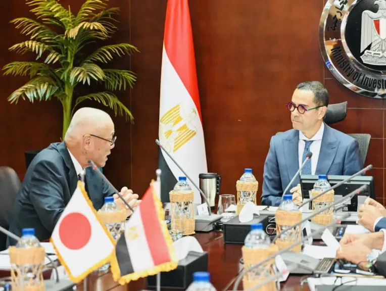 وزير الاستثمار مع السفير الياباني