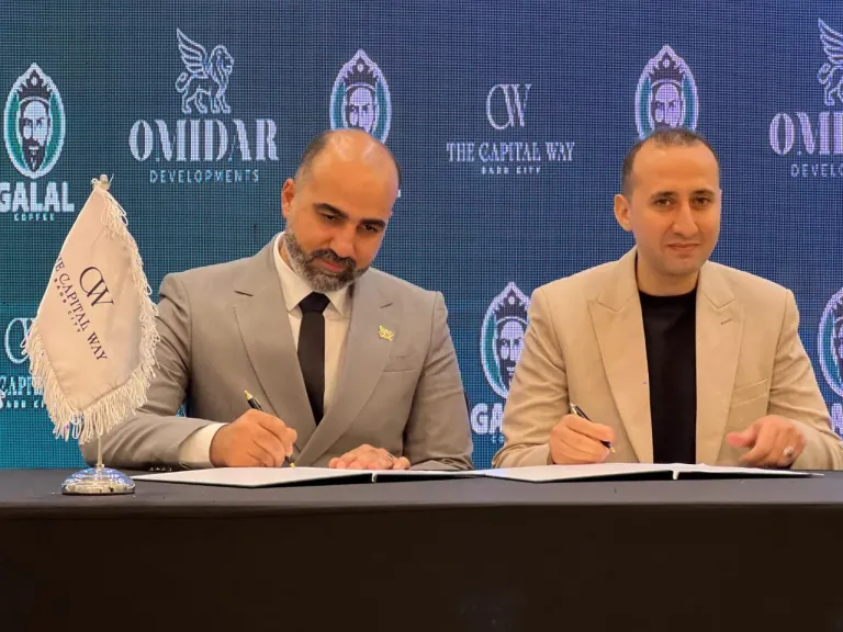 اثناء توقيع عقد الشراكة 