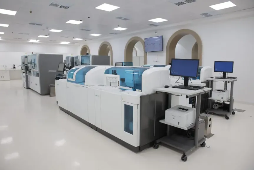 معمل  الباثولوجيا الإكلينيكية والكيميائية المميكن بمستشفى المنيل الجامعي قصر العيني