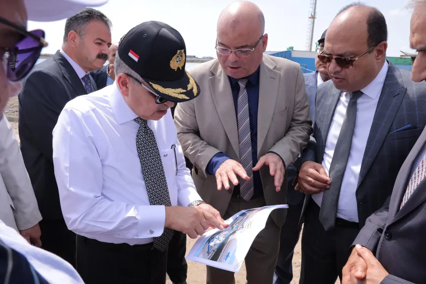 الفريق أسامة ربيع يتابع أعمال تطوير الترسانة البحرية ويشهد انطلاق أول معديات تعمل بالطاقة النظيفة