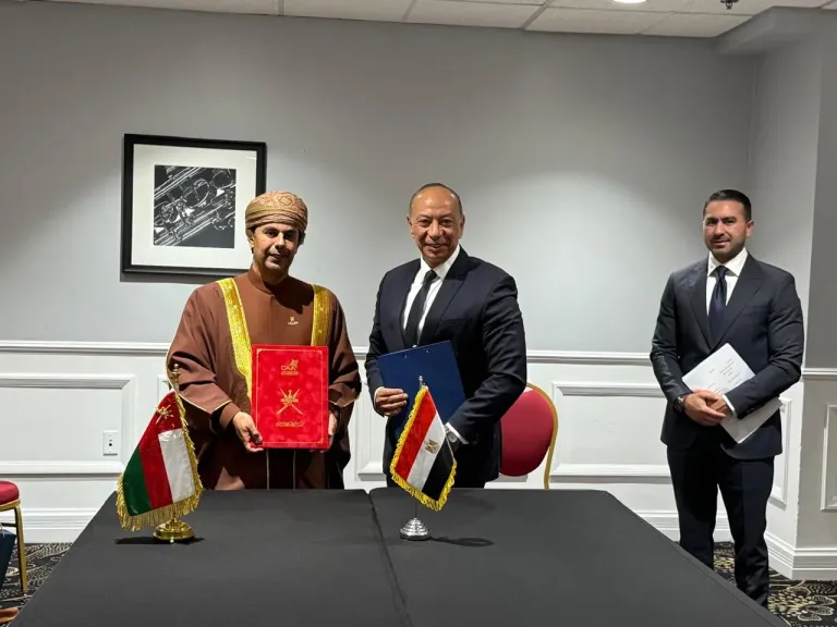 جانب من التوقيع