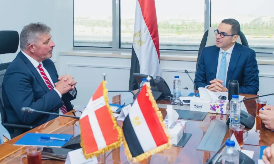 وزير الاستثمار مع السفير الدنماركي