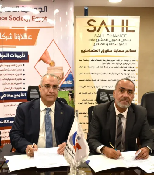 جانب من التوقيع 