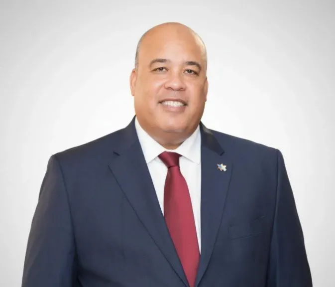 ايمن العشري 