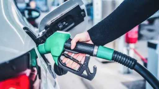 الحكومة ترفع أسعار البنزين 2 جنيها للتر مع تعهد بعدم الزيادة لعام على الأقل
