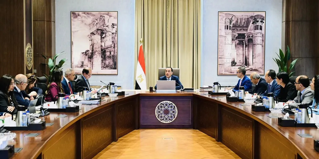 رئيس الوزراء خلال الاجتماع اليوم