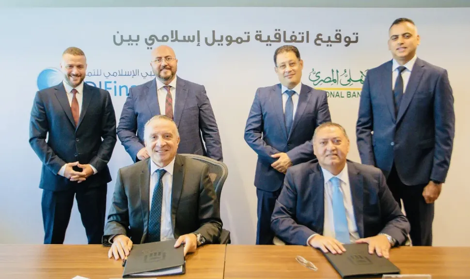 جانب من التوقيع