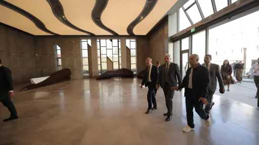 وزير السياحة والآثار يواصل متابعة الاستعدادات النهائية لافتتاح المتحف المصري الكبير غدًا وزير السياحة والآثار يواصل متابعة الاستعدادات النهائية لافتتاح المتحف المصري الكبير غدًا