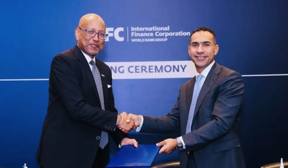 عاكف المغربي خلال التوقيع