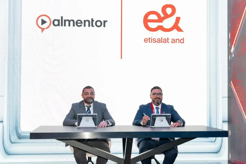 جانب من التوقيع 