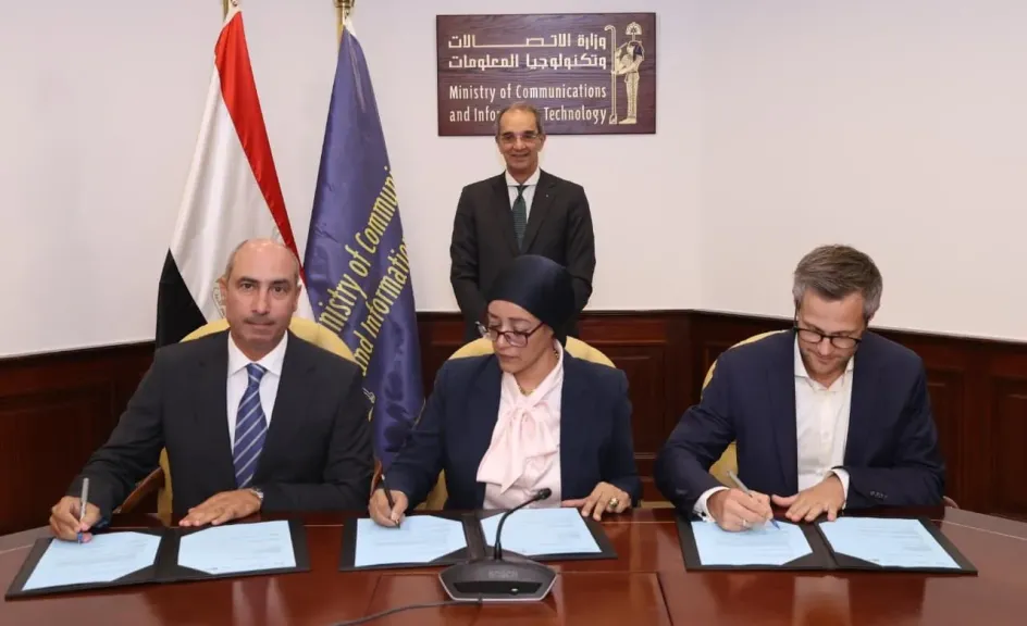 جانب من التوقيع 