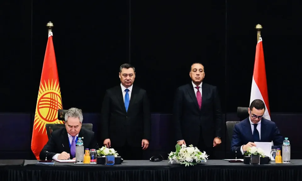 جانب من التوقيع