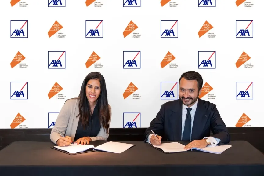 جانب من التوقيع 