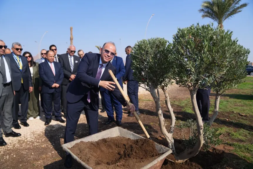 قيادات الرقابة المالية وقطاع التأمين يزرعون أشجارا في شرم الشيخ لمواجهة الانبعاثات الكربونية