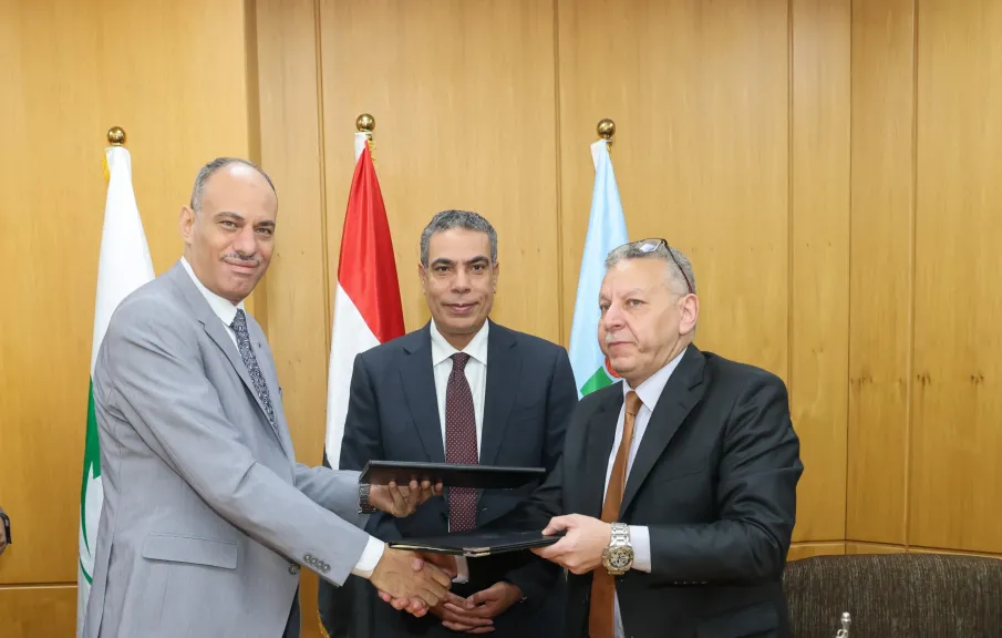 جانب من التوقيع 