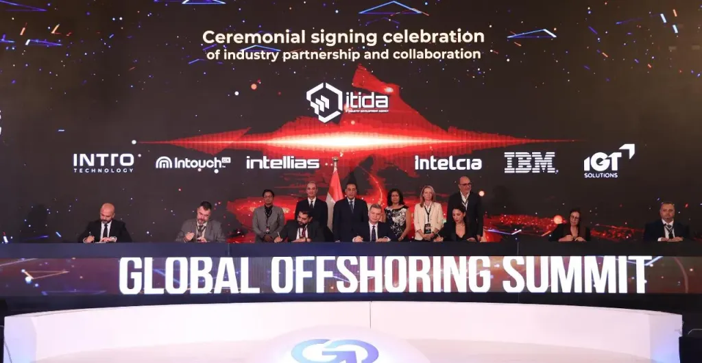 جانب من التوقيع