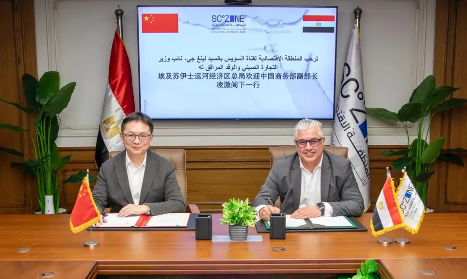 جانب من التوقيع 