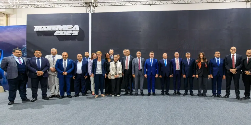 جانب من التوقيع