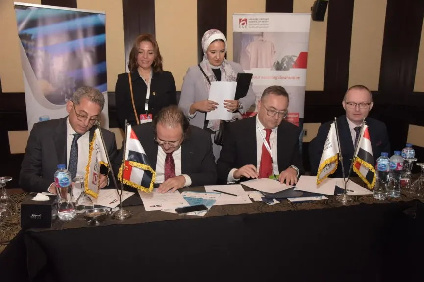 اثناء توقيع مذكرة التفاهم 