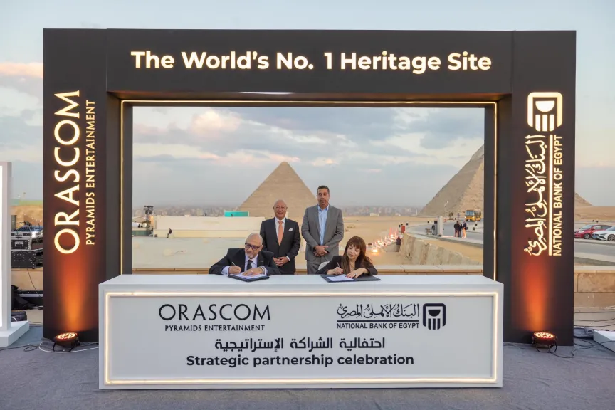 جانب من توقيع عقد التجديد 