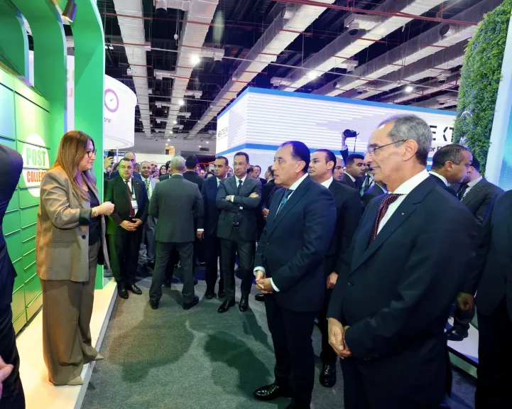 جانب من جولة رئيس الوزراء في جناح البريد المصري 