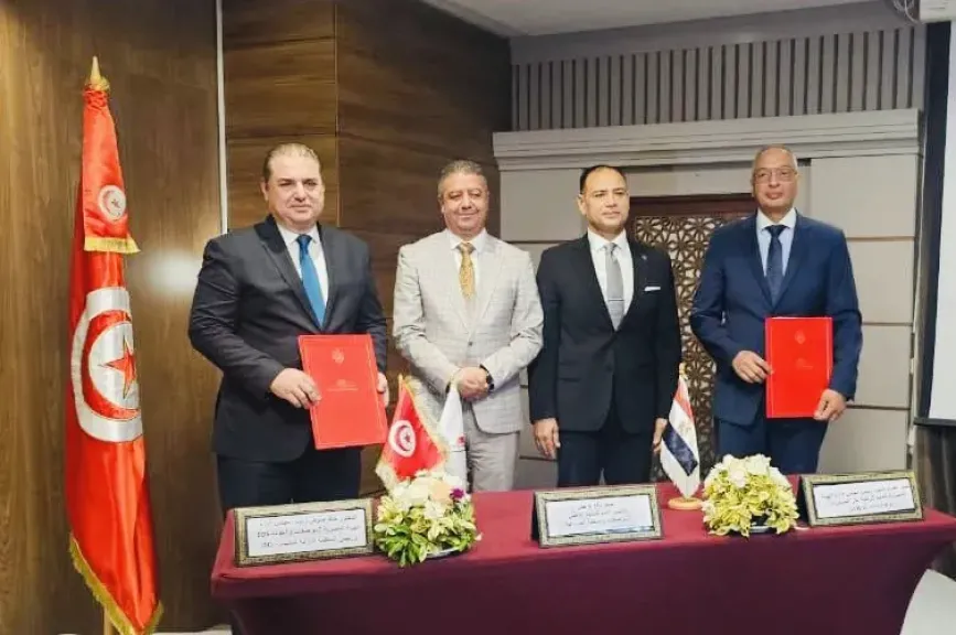 جانب من التوقيع