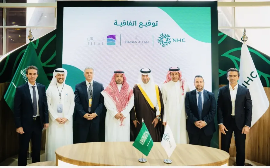 جانب من التوقيع