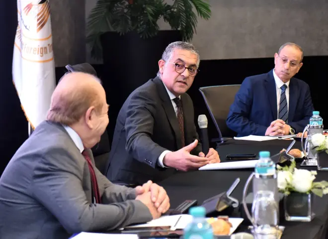 الهيئة العامة للاستثمار تبحث دعم بيئة الأعمال مع مستثمري العاشر من رمضان