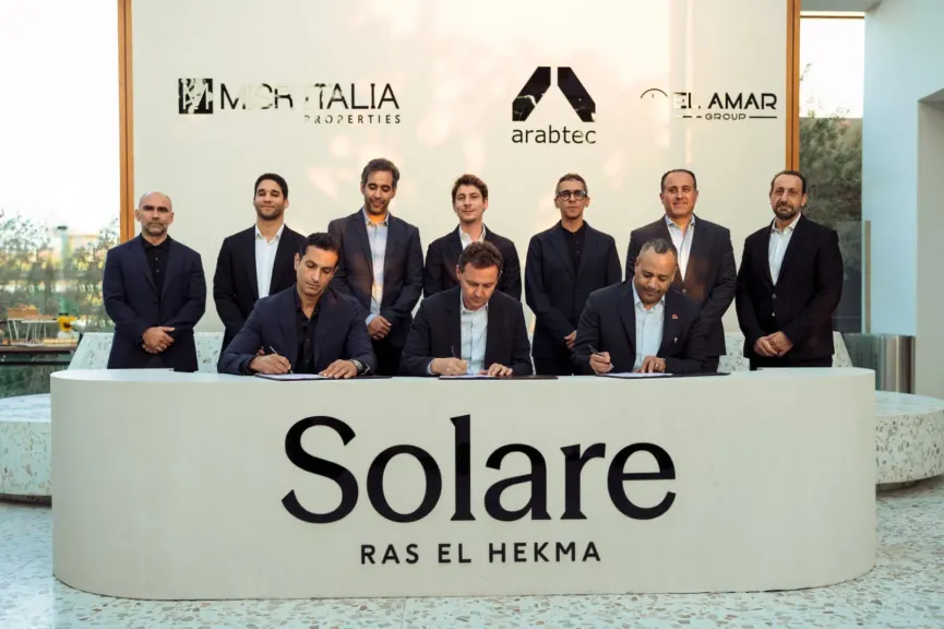 جانب من التوقيع