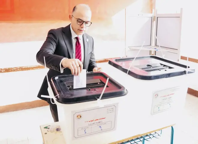رئيس هيئة الرقابة المالية يدلي بصوته في انتخابات مجلس النواب 2025