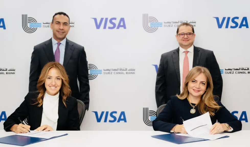 جانب من التوقيع