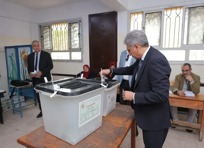 بالصور  .. وزير السياحة والآثار يُدلي بصوته في انتخابات مجلس النواب