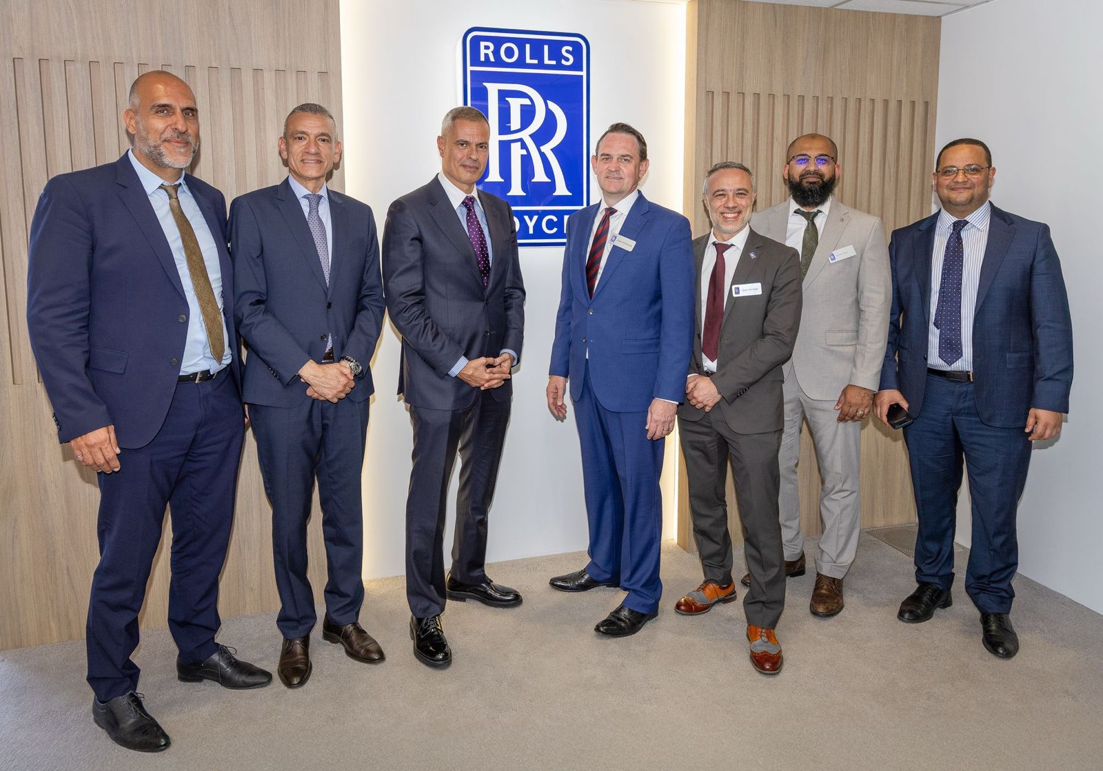 أعلنت مصر للطيران عن تعاون جديد مع شركة (Rolls-Royce) لشراء 12 محركًا من طراز Trent XWB-84، لتشغيل 6 طائرات جديدة من طراز أيرباص A350-900، ليرتفع بذلك إجمالي طلبات مصر للطيران من هذا الطراز إلى 32 محركًا وذلك خلال فاعليات معرض باريس الدولي للطيران.