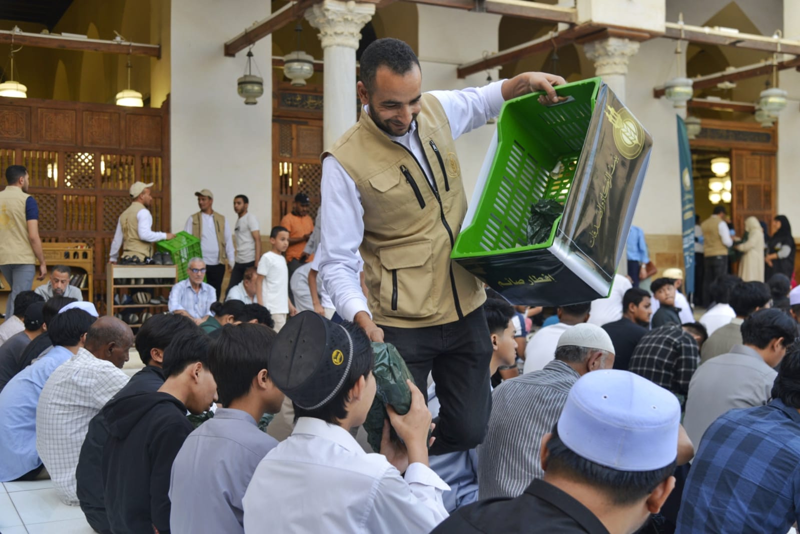 في ليلة عيد الأضحى المبارك.. «بيت الزكاة والصدقات» يوزع أكثر من 6000 وجبة إفطار صائم بالجامع الأزهر 