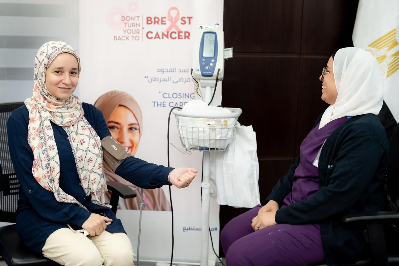 بنك قناة السويس ينظم يوما توعويا لموظفاته بالتعاون مع مستشفى السلام الدولي ويقيم معرضا للحرف اليدوية لدعم محاربات بهية