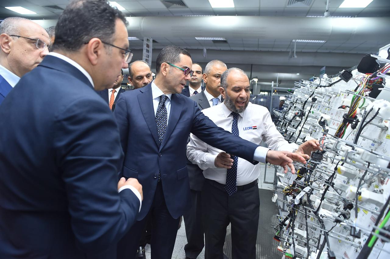 تفقد المهندس حسن الخطيب وزير الاستثمار والتجارة الخارجية، المنطقة الحرة بمدينة نصر، وتابع خلالها خط