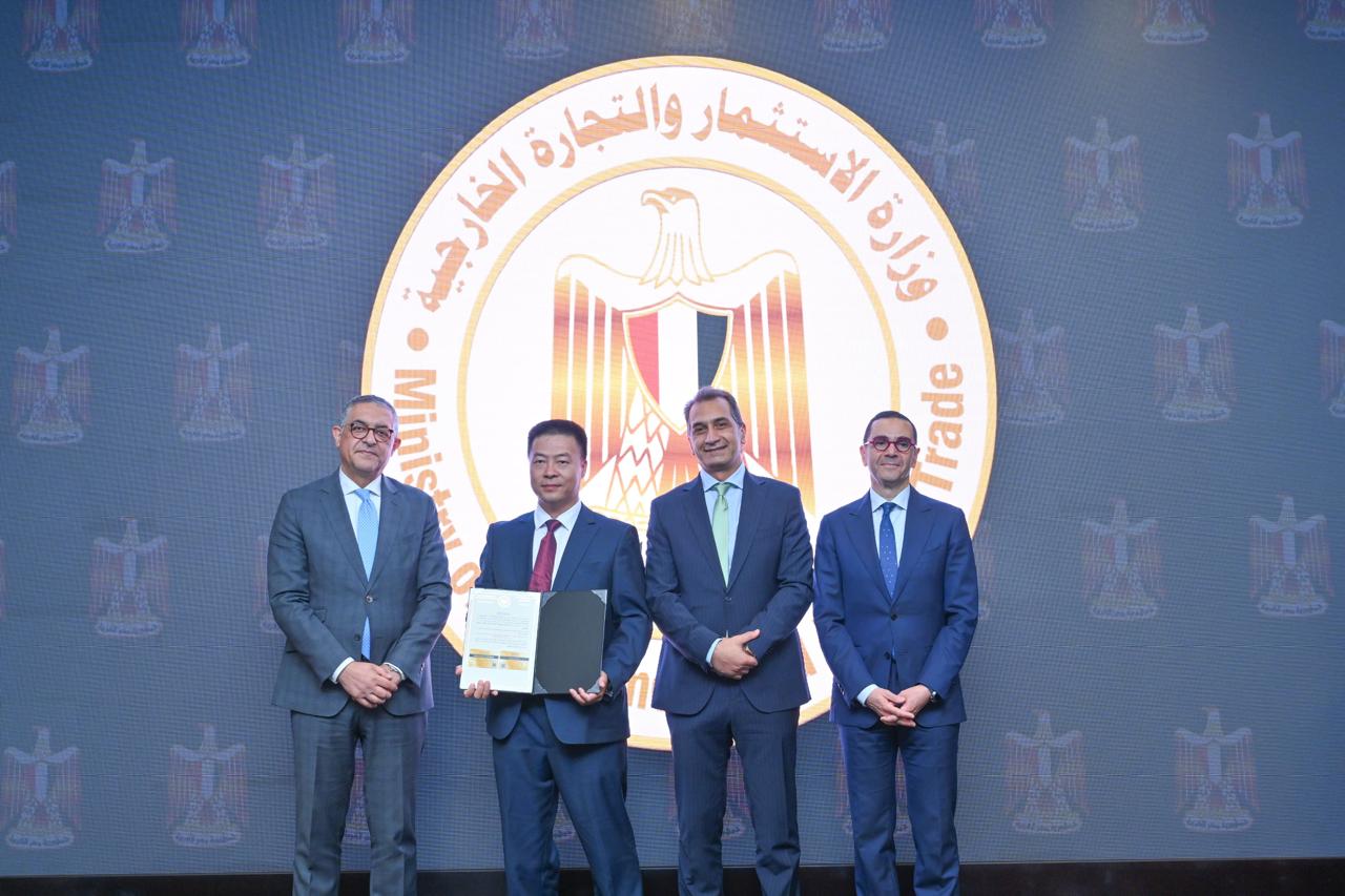 وزير الاستثمار يسلم 6 رخص ذهبية جديدة لعدد من المشروعات