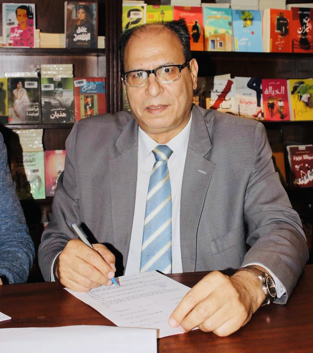 الصحفي عادل سنهوري يوقع عقد نشر كتابه الجديد «نصف حليم الآخر» عن العندليب الأسمر
