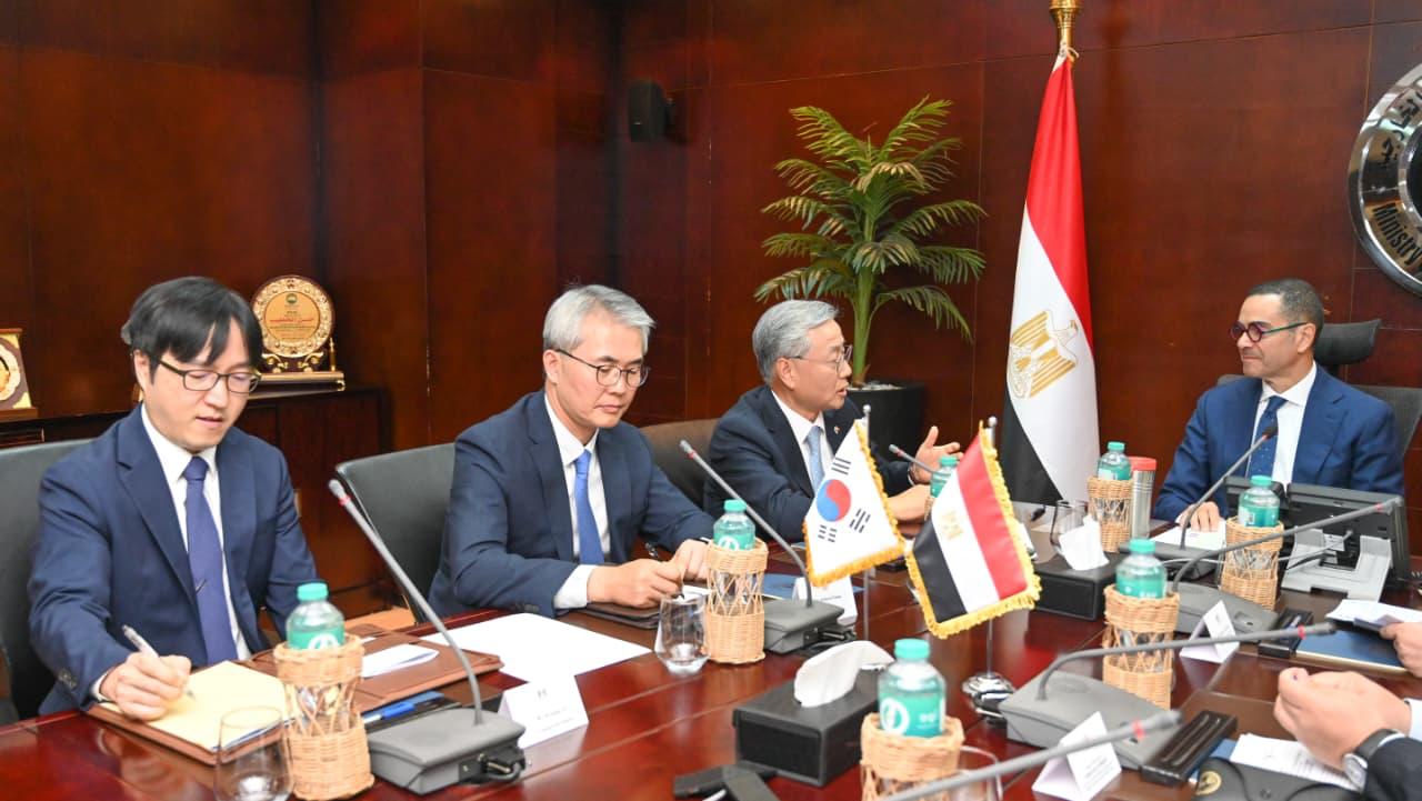 وزير الاستثمار يبحث مع سفير كوريا الجنوبية بالقاهرة تعزيز التعاون الاقتصادي وزيادة الاستثمارات المشتركة