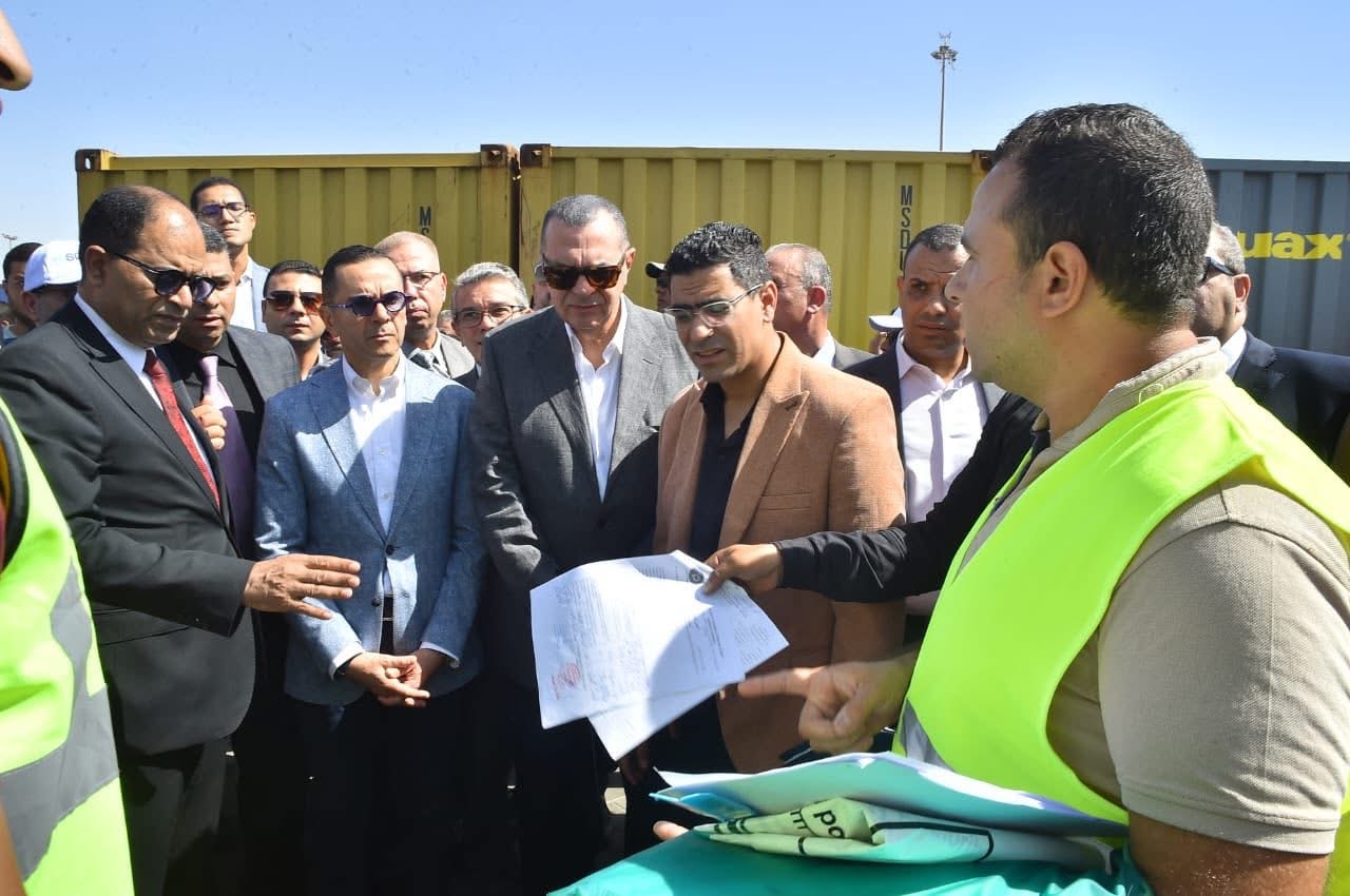 من ميناء السخنة.. وزير الاستثمار يتابع تطبيق منظومة الإفراج الجمركي المتكامل