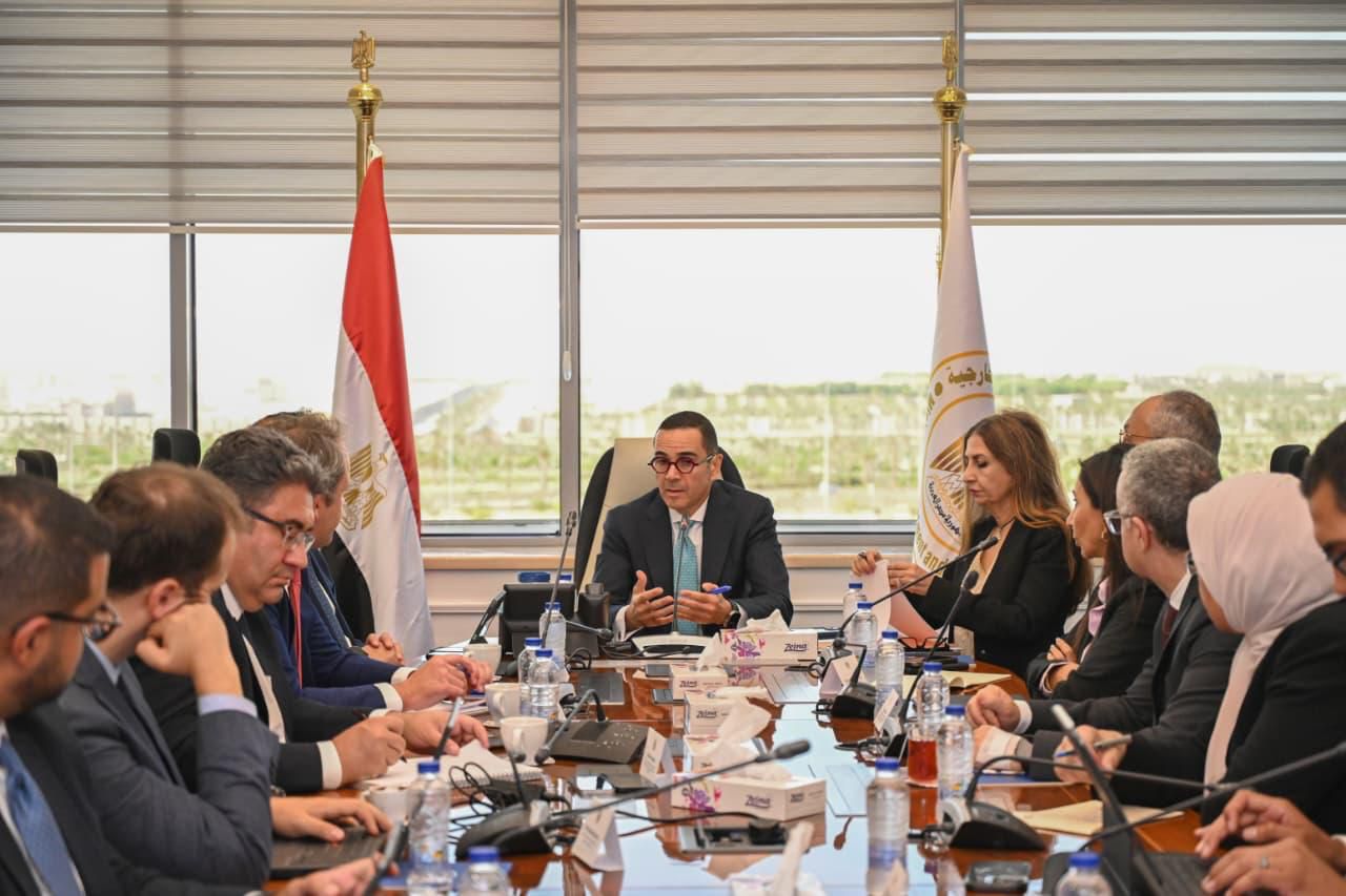استقبل المهندس حسن الخطيب، وزير الاستثمار والتجارة الخارجية، وفدا رفيع المستوى من مؤسسة ستاندرد آند بورز العالمية S&P برئاسة روبرتو سيفون أريفالو، الرئيس العالمي لتصنيفات السيادة والجهات متعددة الأطراف، وبمشاركة بنيامين يونغ، المدير التنفيذي ورئيس قطاع تصنيفات السيادة لأوروبا والشرق الأوسط وأفريقيا.  جاء اللقاء لمناقشة مستجدات التصنيف الائتماني لمصر، وآفاق الاقتصاد الكلي، وبرامج الإصلاح المالي والمؤسسي الجاري تنفيذها، بحضور ممثلين عن وزارة المالية، البنك المركزي المصري، وبنك جي بي مورغان.  رؤية اقتصادية متكاملة لتحقيق النمو والاستدامة  استعرض الوزير ملامح الرؤية الاقتصادية للحكومة، والتي ترتكز على سياسات واضحة وطويلة الأجل، تشمل إصلاحات نقدية ومالية وتجارية متوازنة، وتحفيز الاستثمار، وتعزيز الشراكة مع القطاع الخاص، بهدف رفع تنافسية الاقتصاد المصري إقليميا ودوليا.  إصلاحات مالية وهيكلية لبيئة أعمال تنافسية  أكد الخطيب أن الحكومة تنفذ حزمة إصلاحات مالية مدروسة، أبرزها الإصلاحات الضريبية التي انعكست إيجابيا على ثقة المستثمرين، إلى جانب إعادة هيكلة الرسوم والتكاليف غير الضريبية بهدف الوصول إلى معدل ضريبي موحد وتنافسي، وضمان الشفافية الكاملة عبر منصات رقمية تربط الجهات الحكومية كافة.  التحول الرقمي.. منصة موحدة للتراخيص خلال 20 يوما  أشار الوزير إلى إطلاق المنصة الموحدة للتراخيص التي تتضمن 389 ترخيصا من 41 جهة حكومية، مع آلية تضمن إنهاء الإجراءات خلال 20 يومًا فقط، على أن يتم توسيع خدماتها تدريجيا.  كما كشف عن خطة إطلاق 