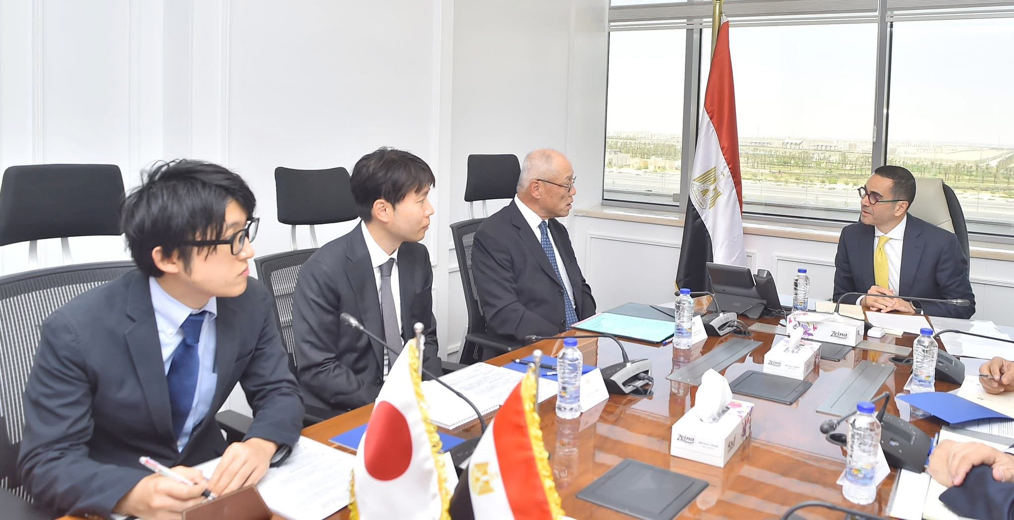 وزير الاستثمار مع السفير الياباني