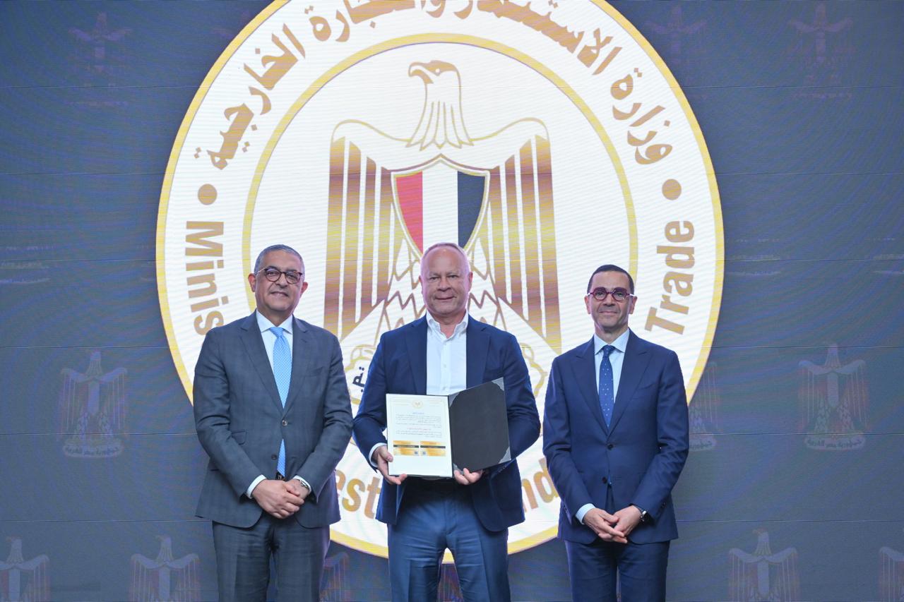 وزير الاستثمار يسلم 6 رخص ذهبية جديدة لعدد من المشروعات