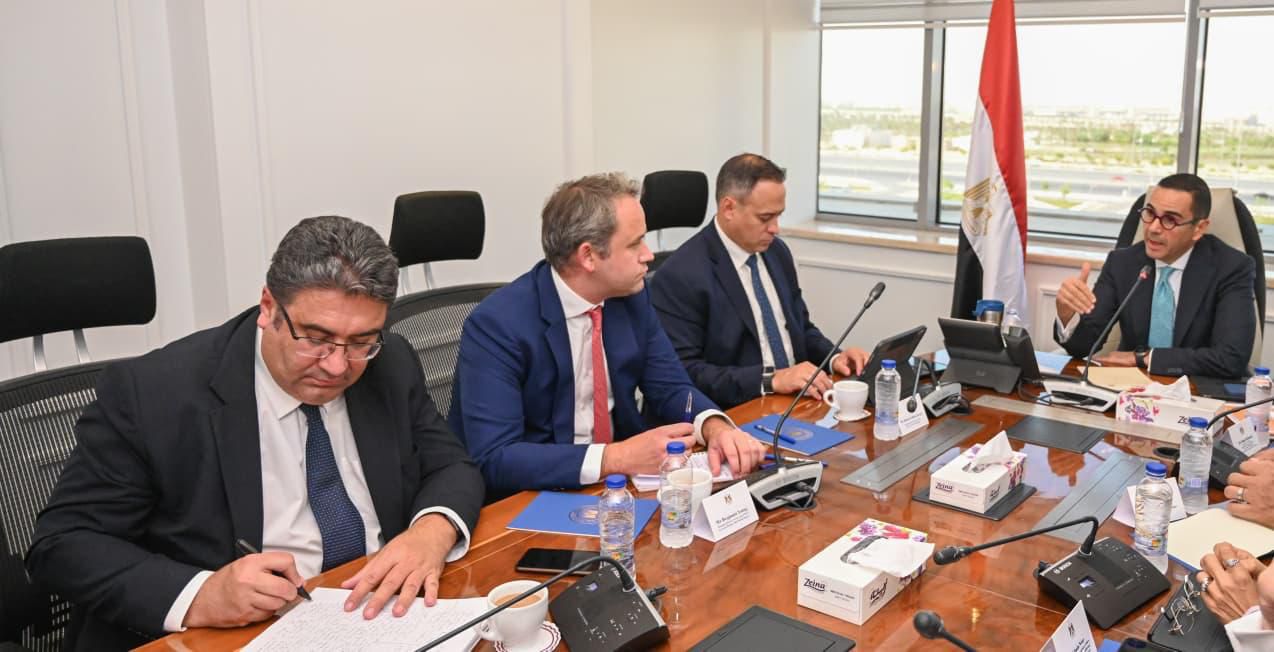 استقبل المهندس حسن الخطيب، وزير الاستثمار والتجارة الخارجية، وفدا رفيع المستوى من مؤسسة ستاندرد آند بورز العالمية S&P برئاسة روبرتو سيفون أريفالو، الرئيس العالمي لتصنيفات السيادة والجهات متعددة الأطراف، وبمشاركة بنيامين يونغ، المدير التنفيذي ورئيس قطاع تصنيفات السيادة لأوروبا والشرق الأوسط وأفريقيا.  جاء اللقاء لمناقشة مستجدات التصنيف الائتماني لمصر، وآفاق الاقتصاد الكلي، وبرامج الإصلاح المالي والمؤسسي الجاري تنفيذها، بحضور ممثلين عن وزارة المالية، البنك المركزي المصري، وبنك جي بي مورغان.  رؤية اقتصادية متكاملة لتحقيق النمو والاستدامة  استعرض الوزير ملامح الرؤية الاقتصادية للحكومة، والتي ترتكز على سياسات واضحة وطويلة الأجل، تشمل إصلاحات نقدية ومالية وتجارية متوازنة، وتحفيز الاستثمار، وتعزيز الشراكة مع القطاع الخاص، بهدف رفع تنافسية الاقتصاد المصري إقليميا ودوليا.  إصلاحات مالية وهيكلية لبيئة أعمال تنافسية  أكد الخطيب أن الحكومة تنفذ حزمة إصلاحات مالية مدروسة، أبرزها الإصلاحات الضريبية التي انعكست إيجابيا على ثقة المستثمرين، إلى جانب إعادة هيكلة الرسوم والتكاليف غير الضريبية بهدف الوصول إلى معدل ضريبي موحد وتنافسي، وضمان الشفافية الكاملة عبر منصات رقمية تربط الجهات الحكومية كافة.  التحول الرقمي.. منصة موحدة للتراخيص خلال 20 يوما  أشار الوزير إلى إطلاق المنصة الموحدة للتراخيص التي تتضمن 389 ترخيصا من 41 جهة حكومية، مع آلية تضمن إنهاء الإجراءات خلال 20 يومًا فقط، على أن يتم توسيع خدماتها تدريجيا.  كما كشف عن خطة إطلاق 