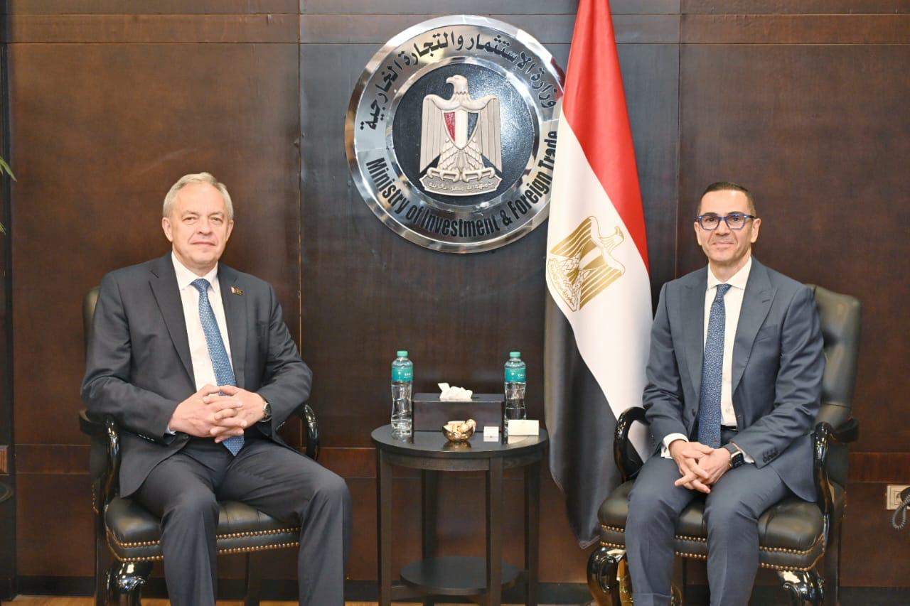 التقى المهندس حسن الخطيب، وزير الاستثمار والتجارة الخارجية، مع 